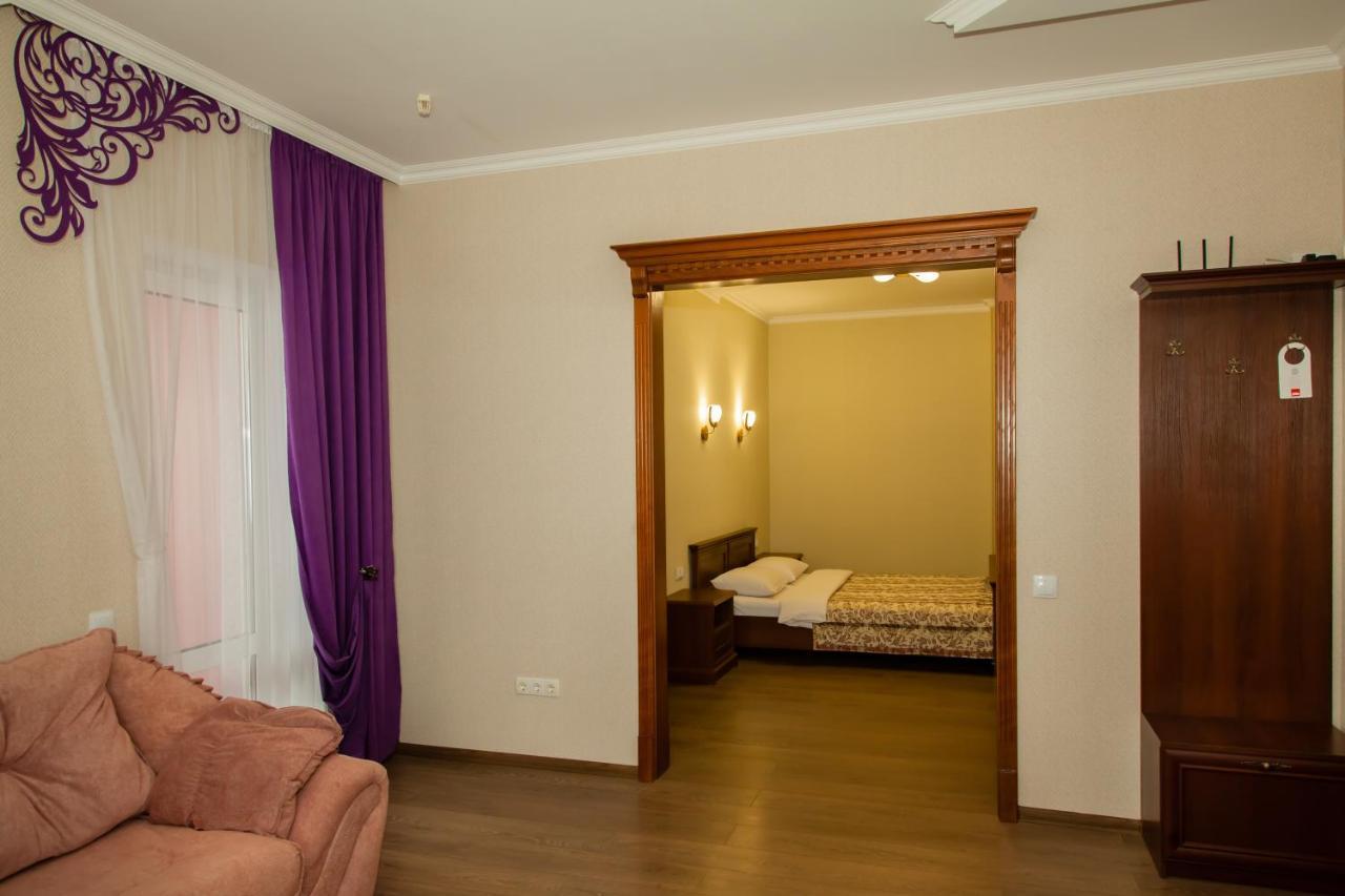 SN Hotel Starokostyantyniv Buitenkant foto