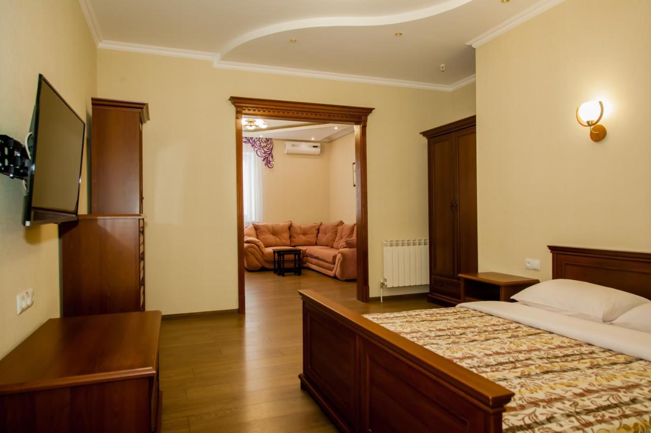 SN Hotel Starokostyantyniv Buitenkant foto