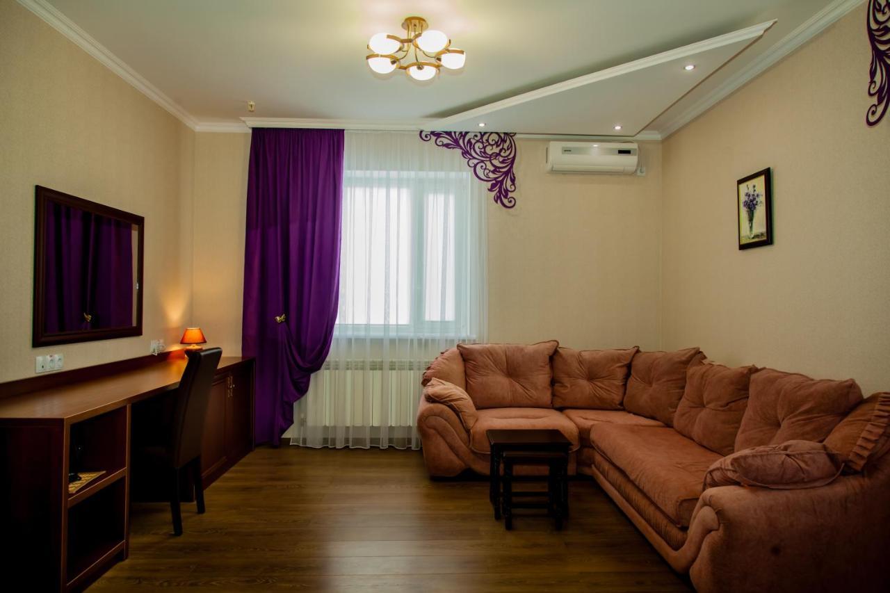SN Hotel Starokostyantyniv Buitenkant foto