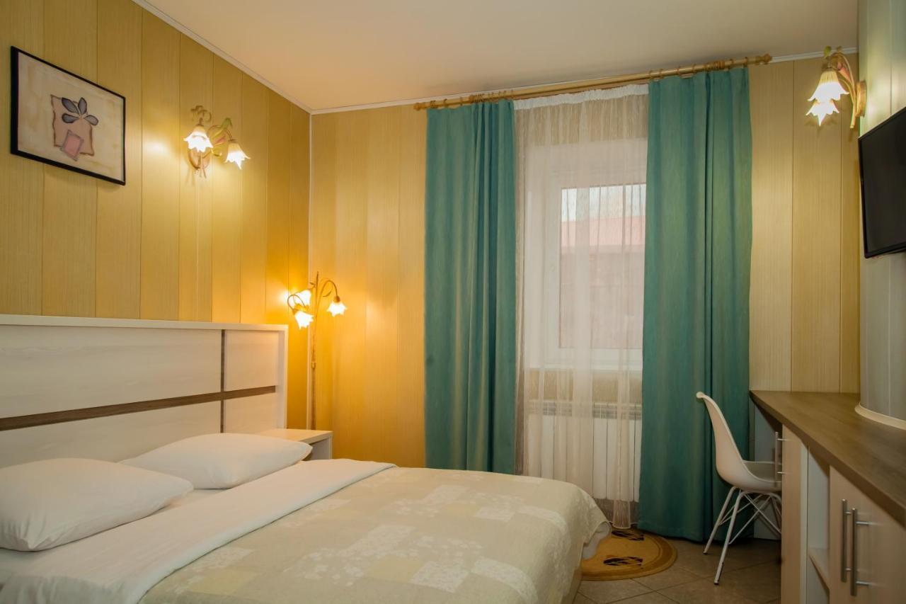SN Hotel Starokostyantyniv Buitenkant foto