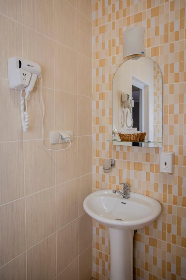 SN Hotel Starokostyantyniv Buitenkant foto