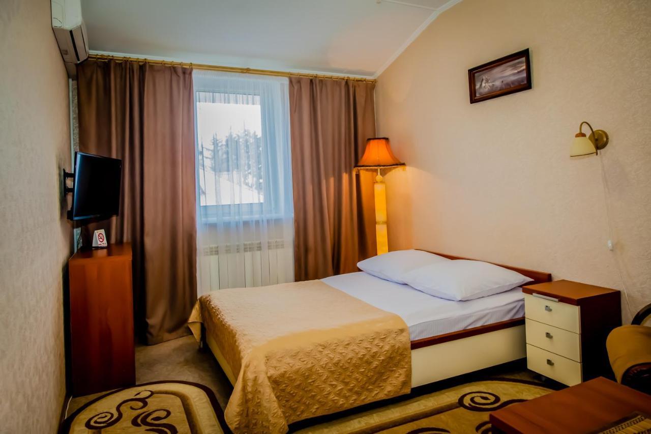 SN Hotel Starokostyantyniv Buitenkant foto